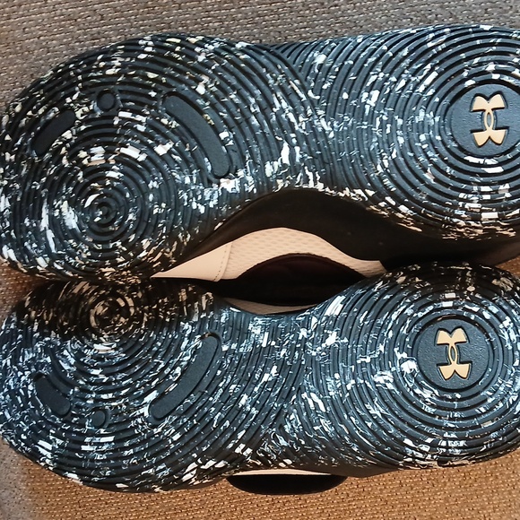 NEW Under Armour GS Zone Black and White Basketball Athletic Shoes, Sz 7 Youth - Picture 7 of 8